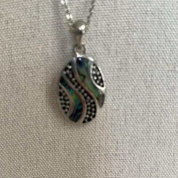 AQUARIUS DESIGN New Zealand Paua Shell Design Pendant Silver 16 inch Chain NWT - Picture 3 of 9